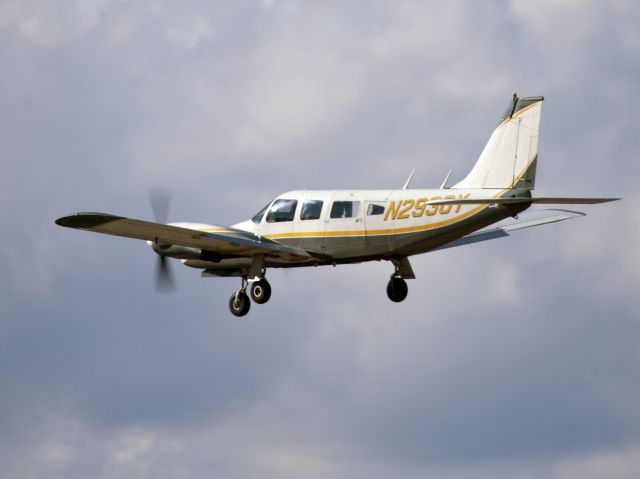 Piper Seneca (N2930Y) - Take off runway 26.