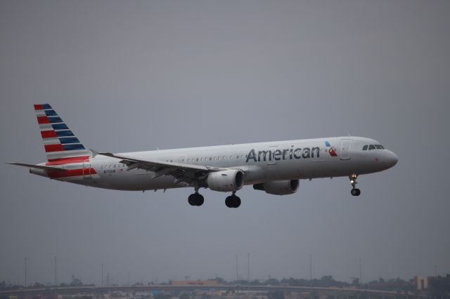Airbus A321 (N716UW)