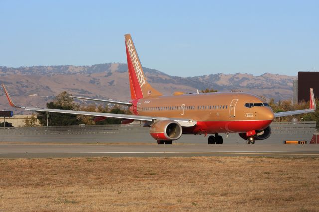 Boeing 737-700 (N714CB)