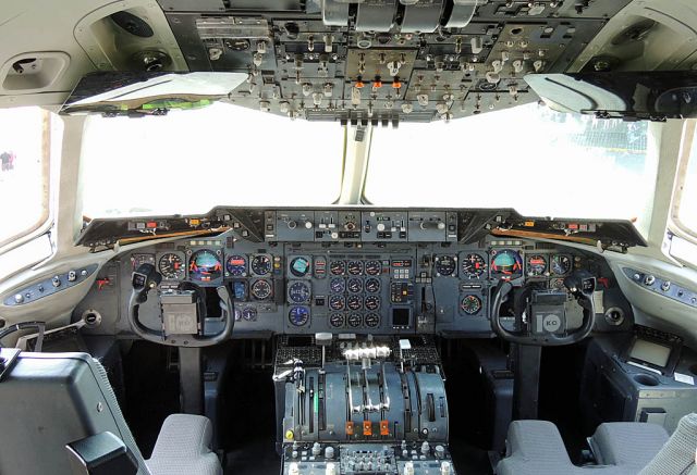 N30082 — - USAF KC-10 cockpit