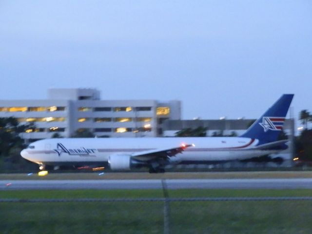 BOEING 767-300 (N316CM)
