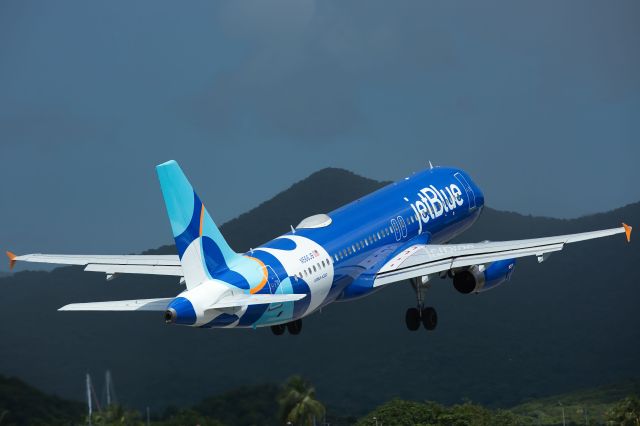 Airbus A320 (N566JB)
