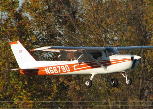 Cessna Skyhawk (N66790) - Landing on runway 14 at Downtown Shreveport.