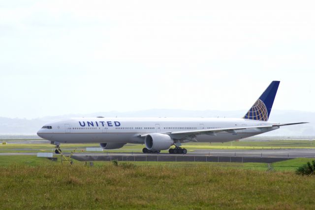 BOEING 777-300 (N2644U) - A United Airlines Boeing 777-300ER holding short of runway 23L at Auckland before heading off to San Francisco. 