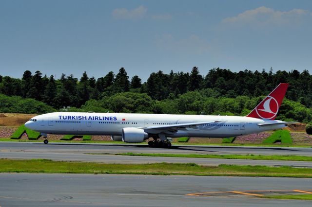 BOEING 777-300 (TC-JJO) - Take Off run