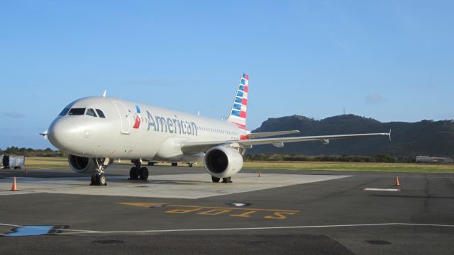 Airbus A320 (N125UW)