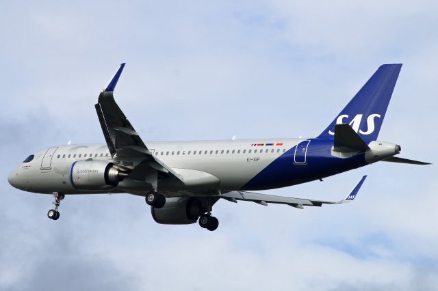 Airbus A320 (EI-SIP) - Airbus A320-251N, SAS Connect, EI-SIP, 14.Oct.2022, EGLL London Heathrow, Waye Ave Park