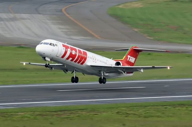 Fokker 100 (PT-MHB)