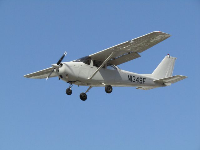 Cessna Skyhawk (N1349F) - Landing RWY 24