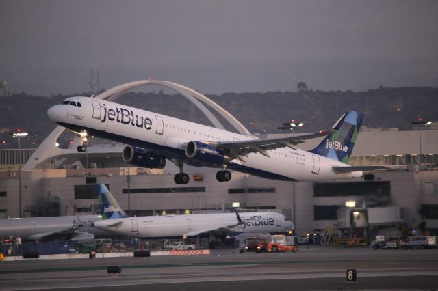 Airbus A321 (N937JB)