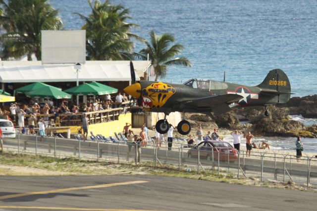 CURTISS Warhawk (N401WH)