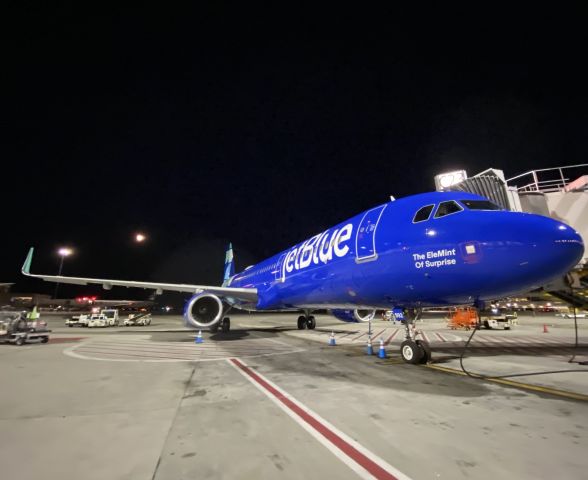 Airbus A321 (N992JB) - non neo