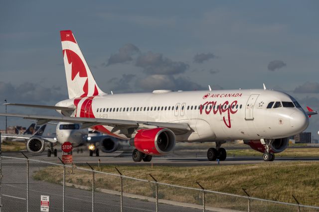 Airbus A320 (C-GFCI) - 18th July, 2022: Air Canada Rouge Airbus A320 (C-GFCI) taxiing to runway 06R at Toronto's Pearson Airport for departure. 