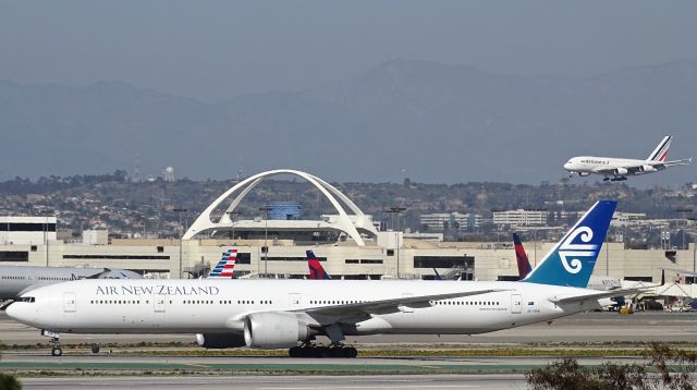 BOEING 777-300 (ZK-OKM)