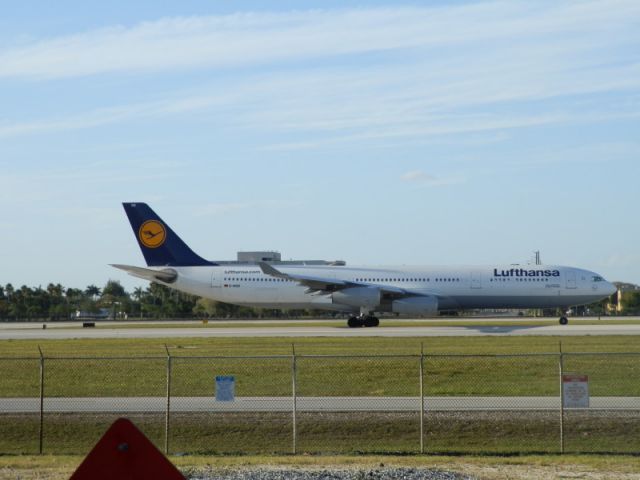 Airbus A340-300 (D-AIGS) - Take-off roll