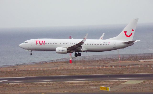 Boeing 737-800 (G-TUKR)