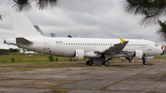 Airbus A320 (N1914U)