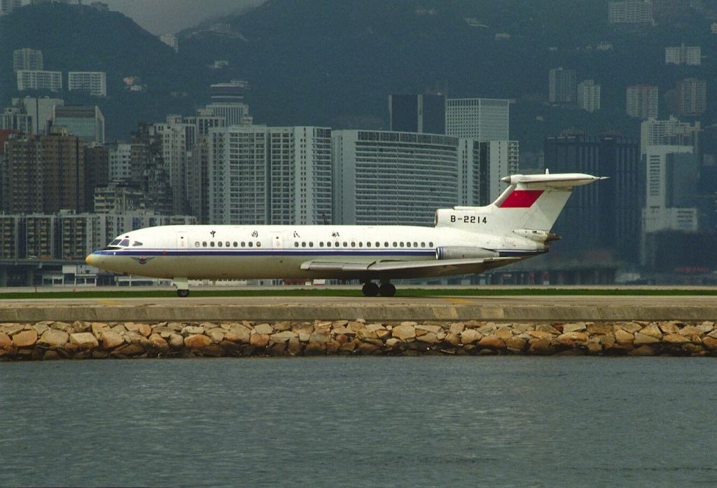 B-2214 — - Taxing at Kai Tak Intl Airport on 1987/08/08 "Hawker Siddeley HS121 Trident-2E "