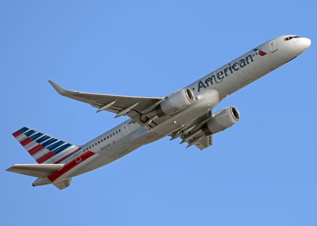 Boeing 757-200 (N937UW)