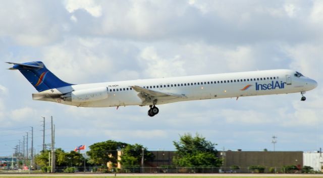 McDonnell Douglas MD-83 (P4-MDH)