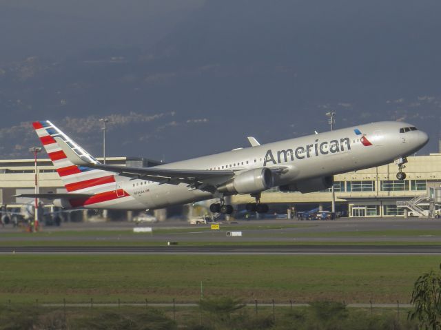 BOEING 767-300 (N386AA)