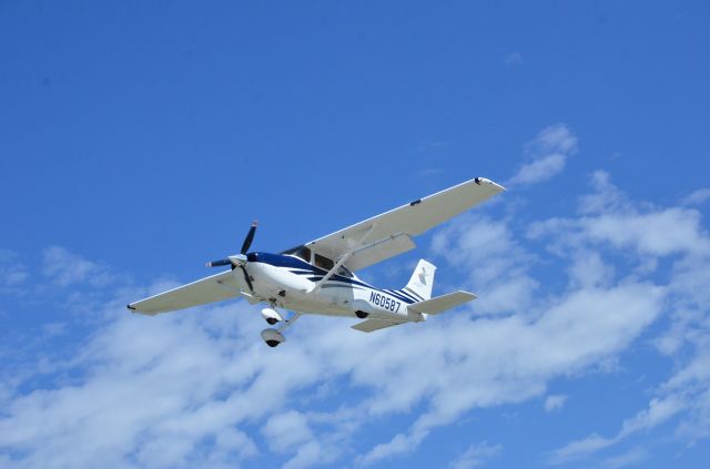 Cessna Skylane (N60587)