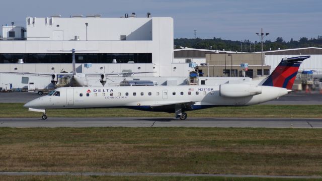 Embraer ERJ-135 (N271SK)