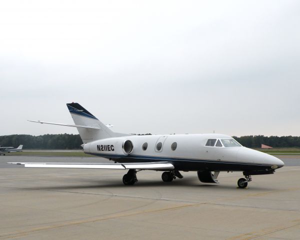 Dassault Falcon 10 (N211EC)