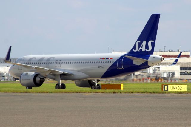 Airbus A320neo (EI-SCD) - Taxiing to Stand 225 on 9-May-24 operating flight SAS505 from EKCH.