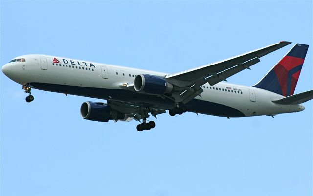 BOEING 767-300 (N156DL)