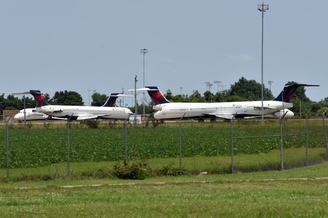 McDonnell Douglas MD-88 (N991DL) - Amazing how many DL Mad-dogs are stored or getting scrapped at this airport. No real great places to shoot from. 07/04/21