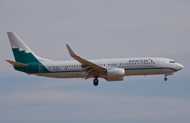 Boeing 737-800 (N916NN) - Reno Air retro jet arriving to DFW (as normal, view in "full" size for best quality)