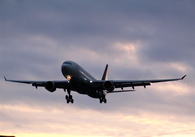 Airbus A330-200 (N855NW) - A Delta Airlines A330-200 on final approach into LHR, landing on Runway 27L.br /br /Location: Myrtle Ave.br /Date: 04.10.22 (dd/mm/yy).