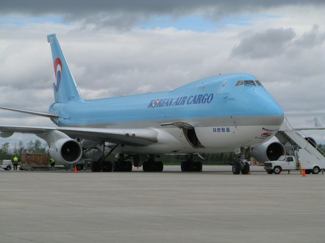 Boeing 747-200 (HL7601) - Korean Air loading cattle from North Dakota to Kazakhstan.