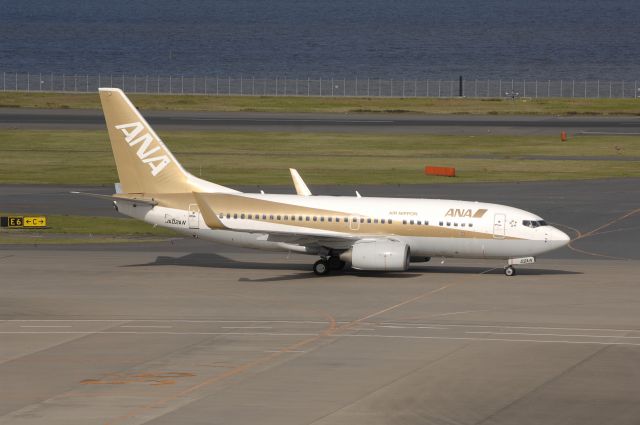 Boeing 737-800 (JA02AN) - Taxi at HND Airport on 2011/09/25 Gold Jet ANA c/s