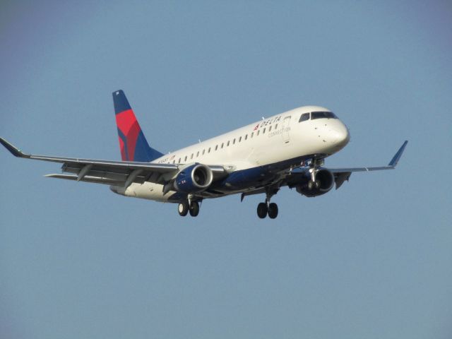 Embraer 175 (N244SY) - Landing RWY 20R