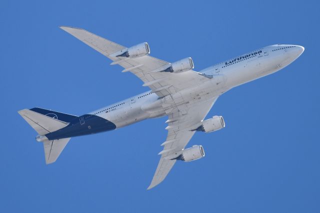 BOEING 747-8 (D-ABYA) - Over the top of ORD at 9600' about to enter the right downwind for 10-C on 10-28-22. This aircraft could benefit from a bath. Starting to look a little filthy on the belly.