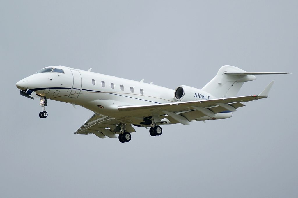 Bombardier Challenger 300 (N108LT) - 12R approach