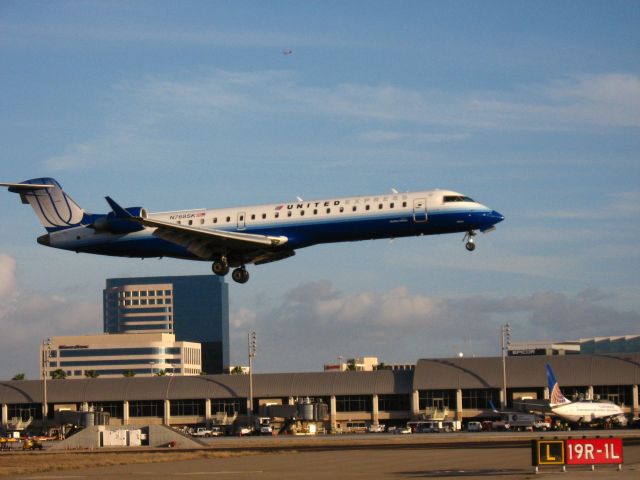 Canadair Regional Jet CRJ-700 (N768SK) - Landing on RWY 19R