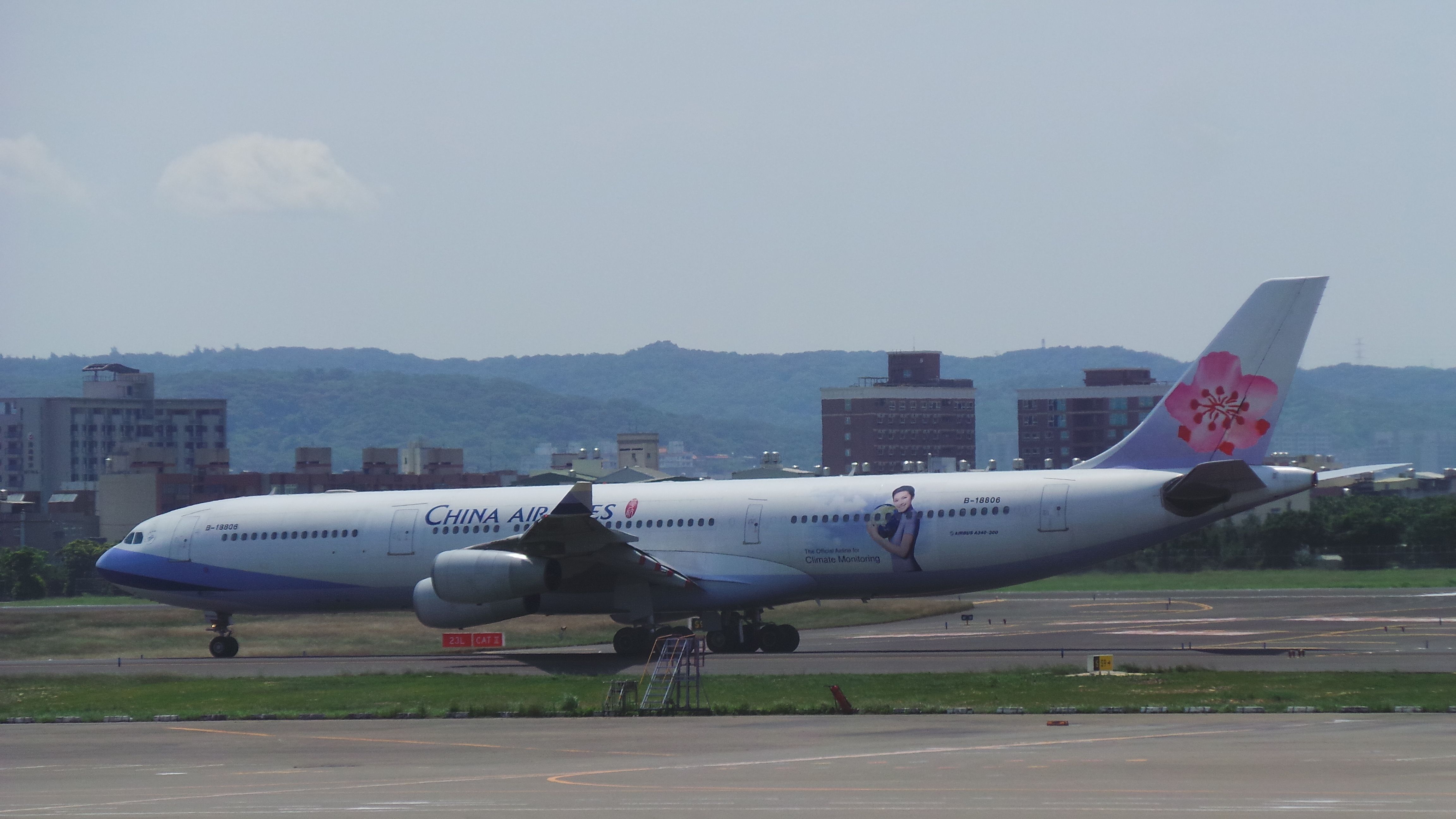 Airbus A340-300 (B-18806)