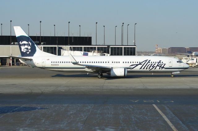 Boeing 737-900 (N320AS)