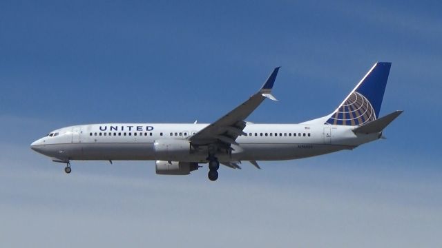 Boeing 737-800 (N76503)