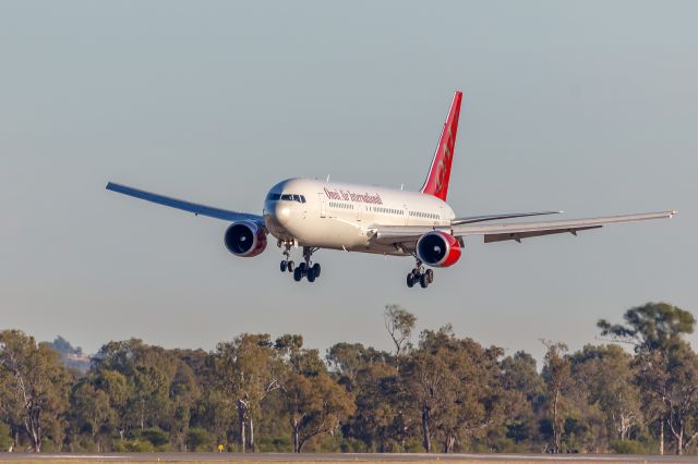 BOEING 767-300 (N477AX)