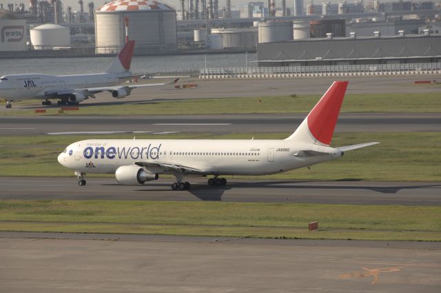 BOEING 767-300 (BON8980) - Taxi at Haneda Intl Airport on 2010/10/23 One World c/s