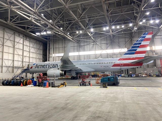 Boeing 757-200 (N187AN)