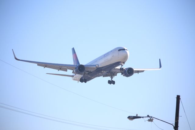 BOEING 767-300 (N175DN)