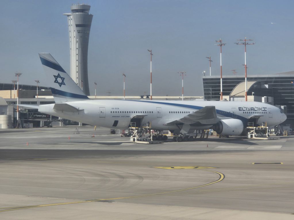 Boeing 777-200 (4X-ECB)