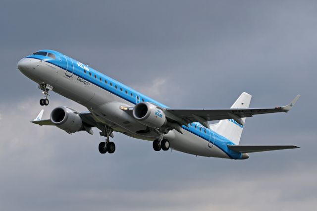 Embraer ERJ-190 (PH-EZZ) - KLM1074 departing to Amsterdam, an E190 on Saturdays.