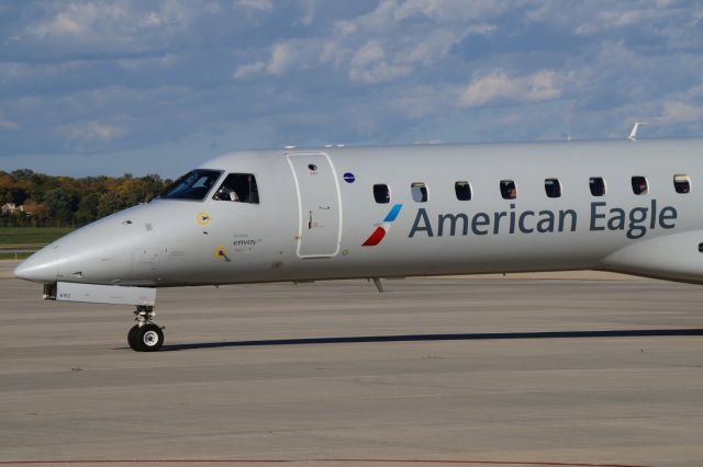 Embraer ERJ-145 (N690AE)