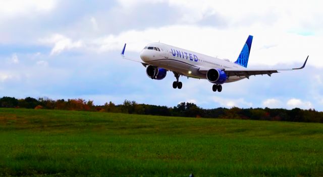 Airbus A321neo (N44501) - United Airline's first Airbus A321neo touches down in the U.S for the first time! Well... almost (according to the picture, haha) (Cleveland-Hopkins International Airport)br /br /Flight: UA3850/UAL3850 (XFW-KEF-CLE-IAH)br /Aircraft: Airbus A321neobr /Reg: N44501br /br /UA's first A321neo commercial flight is set to take off on December 14th from Chicago O'Hare International Airport (ORD) and land at Phoenix-Sky Harbor International Airport (PHX).